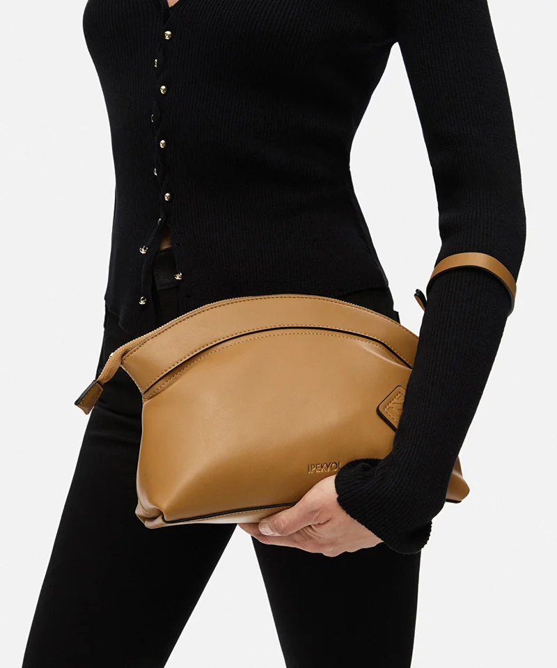 ابيكول Monogram Buckle Clutch